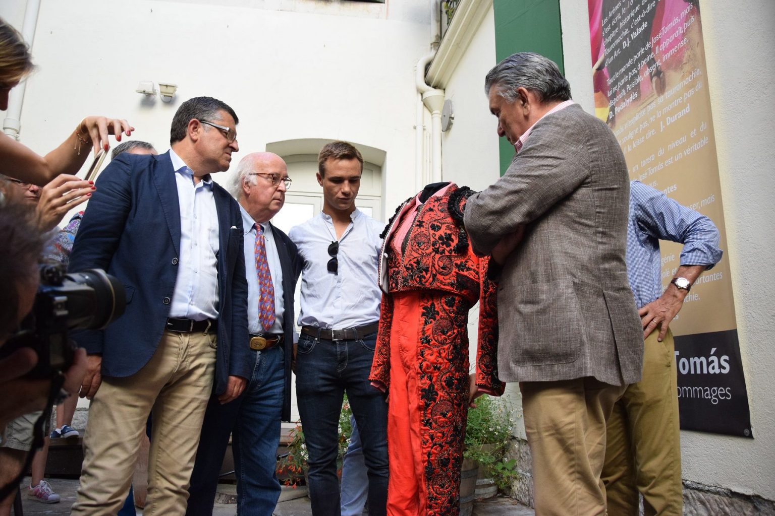 Juan Bautista remet son costume de son seul contre six au Musée des Cultures Taurines à Nîmes