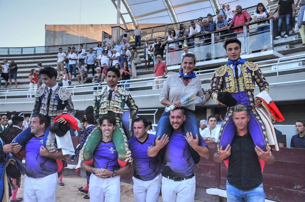 ISTRES – Novillada 6 août 2017 – Les trois novilleros et la ganadera a hombros