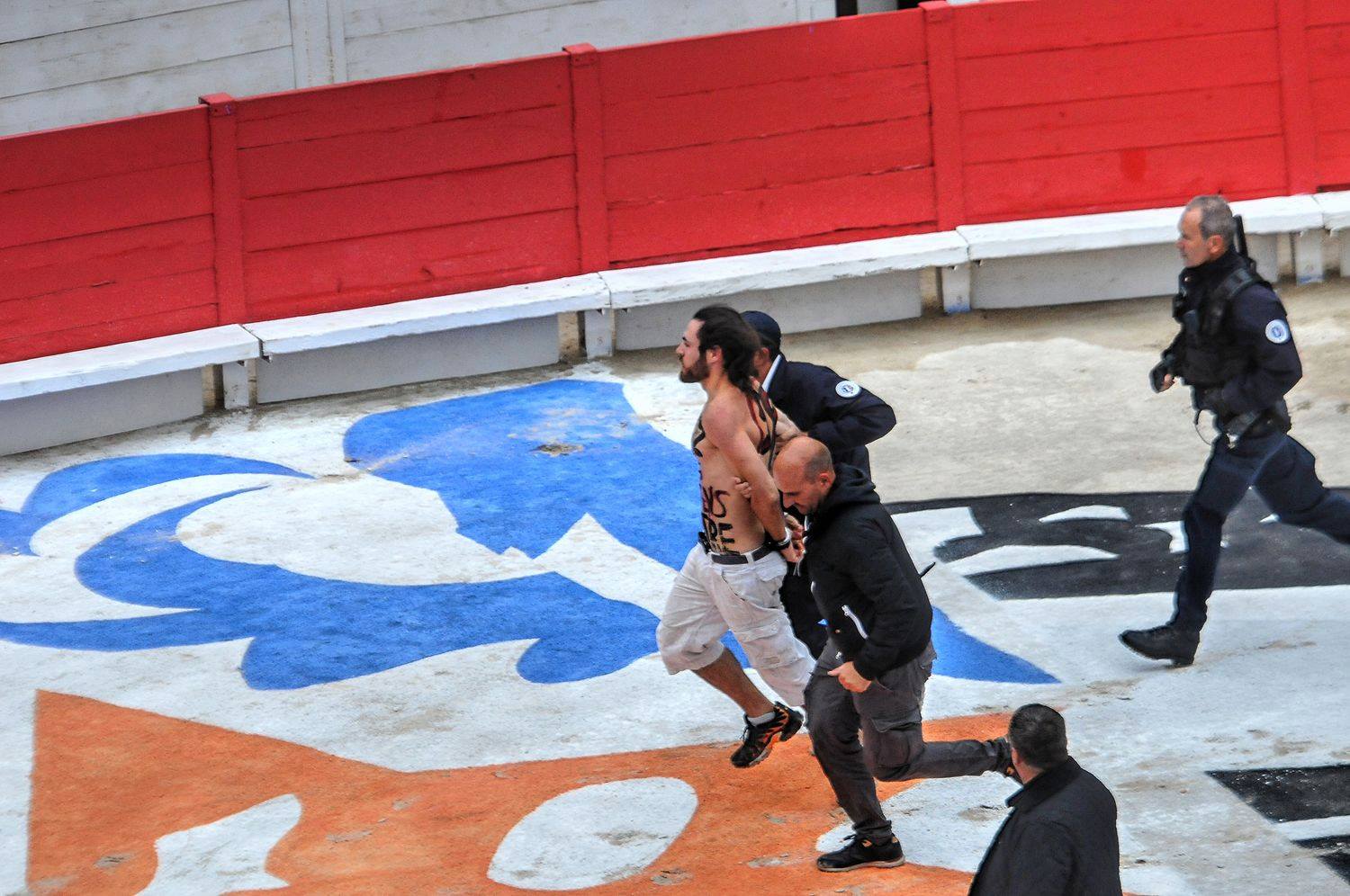 ARLES SEPTEMBRE 2017 – L’anti corrida condamné pour avoir sauté dans les arènes