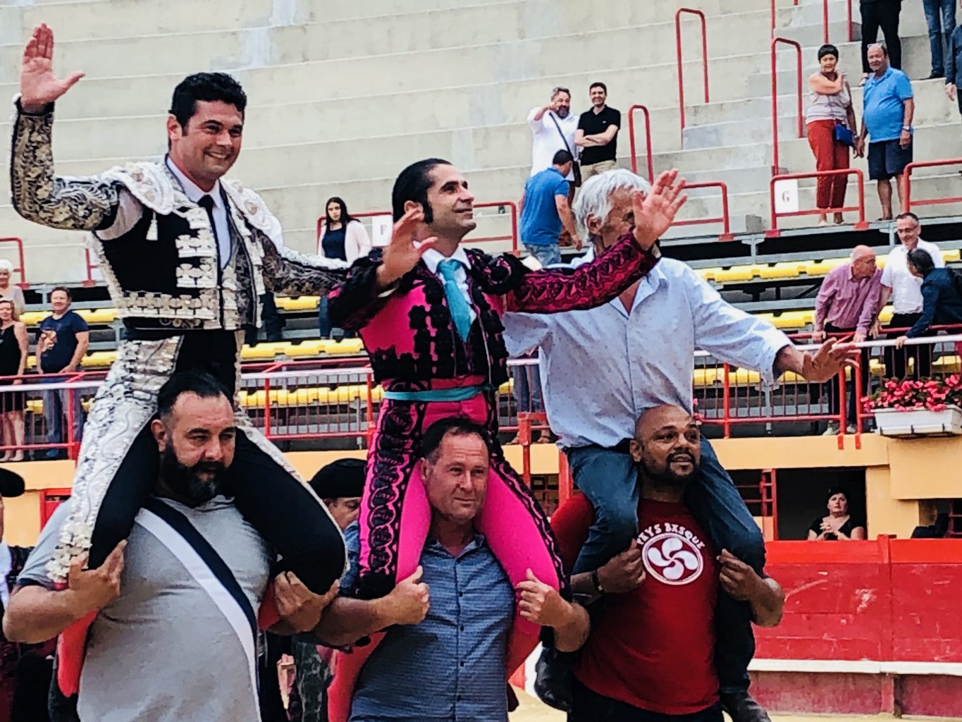 MAUGUIO (10-06) JAVIER CONDE gracie Opulento et sort par la grande Porte en compagnie de ROMAN PEREZ qui coupe quatre oreilles d’un bon lot de Gallon