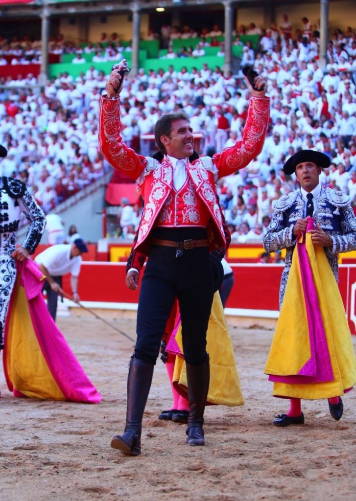 PAMPELUNE (06-07) LÉONARDO HERNÁNDEZ et ROBERTO ARMENDARIZ accompagnent par la Grande Porte un PABLO HERMOSO DE MENDOZA prophète en son pays