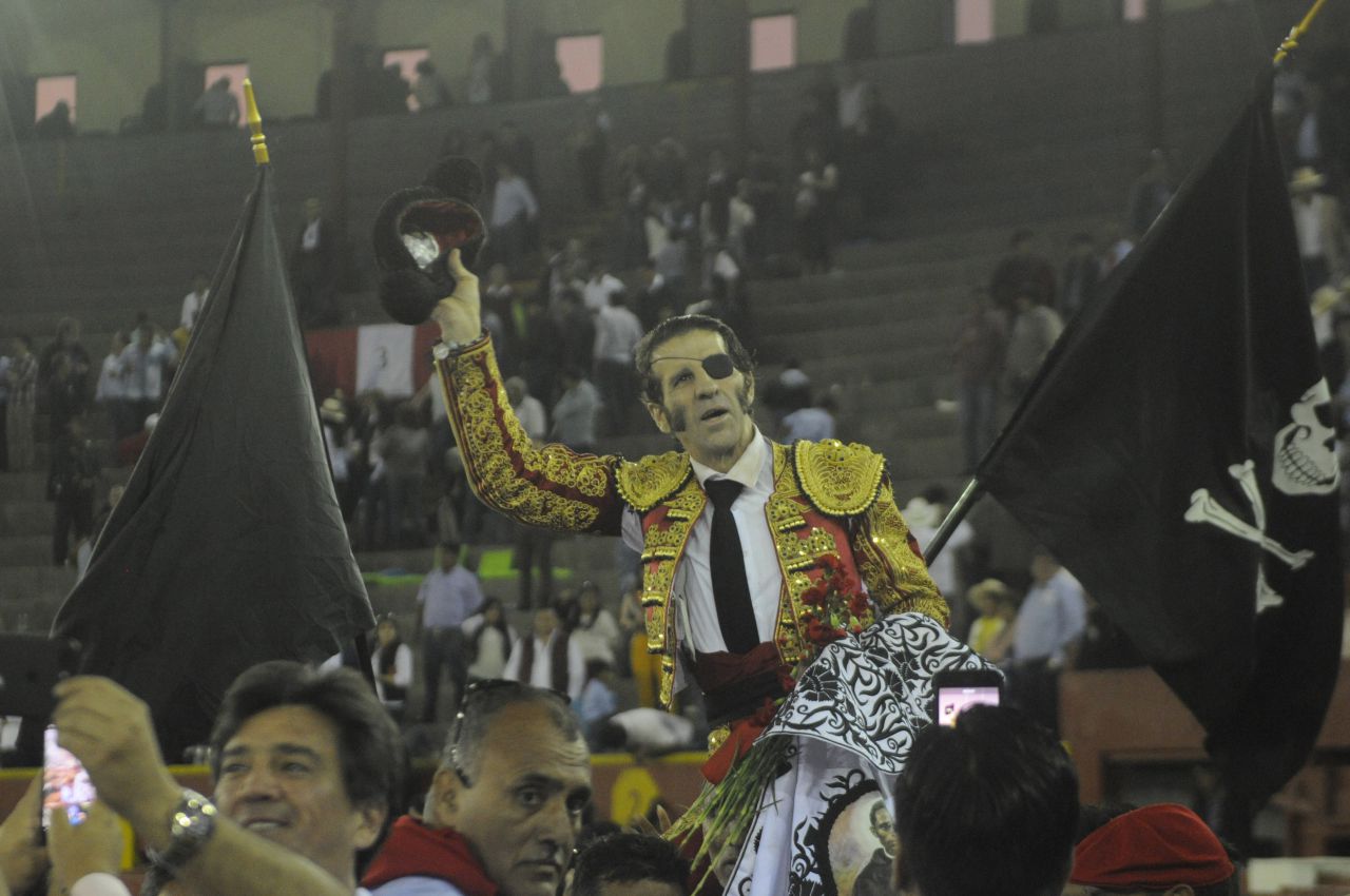 LIMA (18-11) Les joyeux adieux de JUAN JOSE PADILLA, par la Grande Porte
