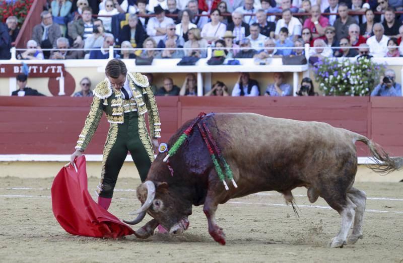 BAYONNE – Corrida 2 septembre 2017 – Juan Bautista au sommet, Paco Ureña avec lui a hombros