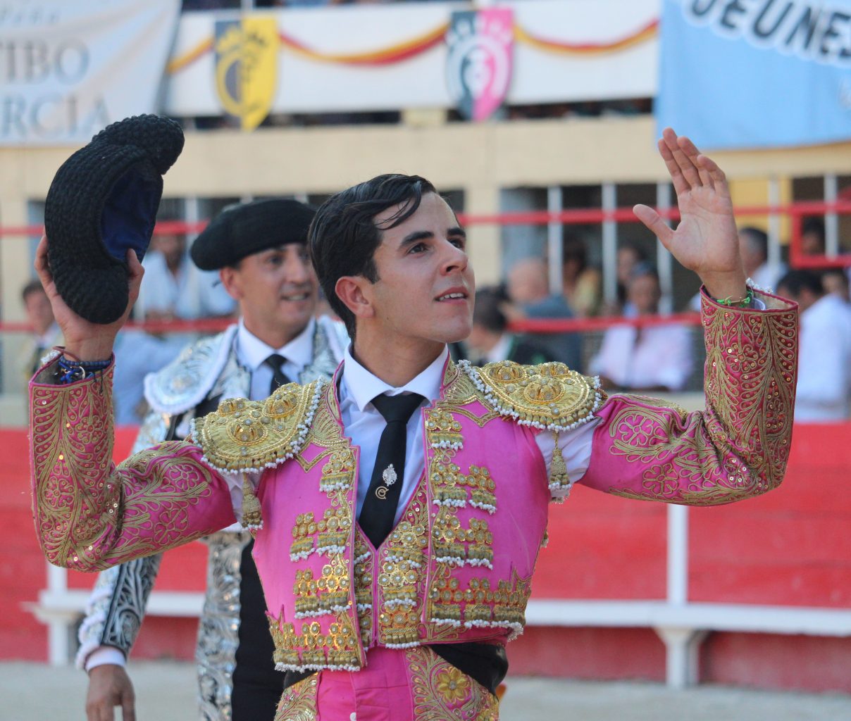SAINT GILLES (24-08-2019) CARLOS OLSINA sort par la Grande Porte