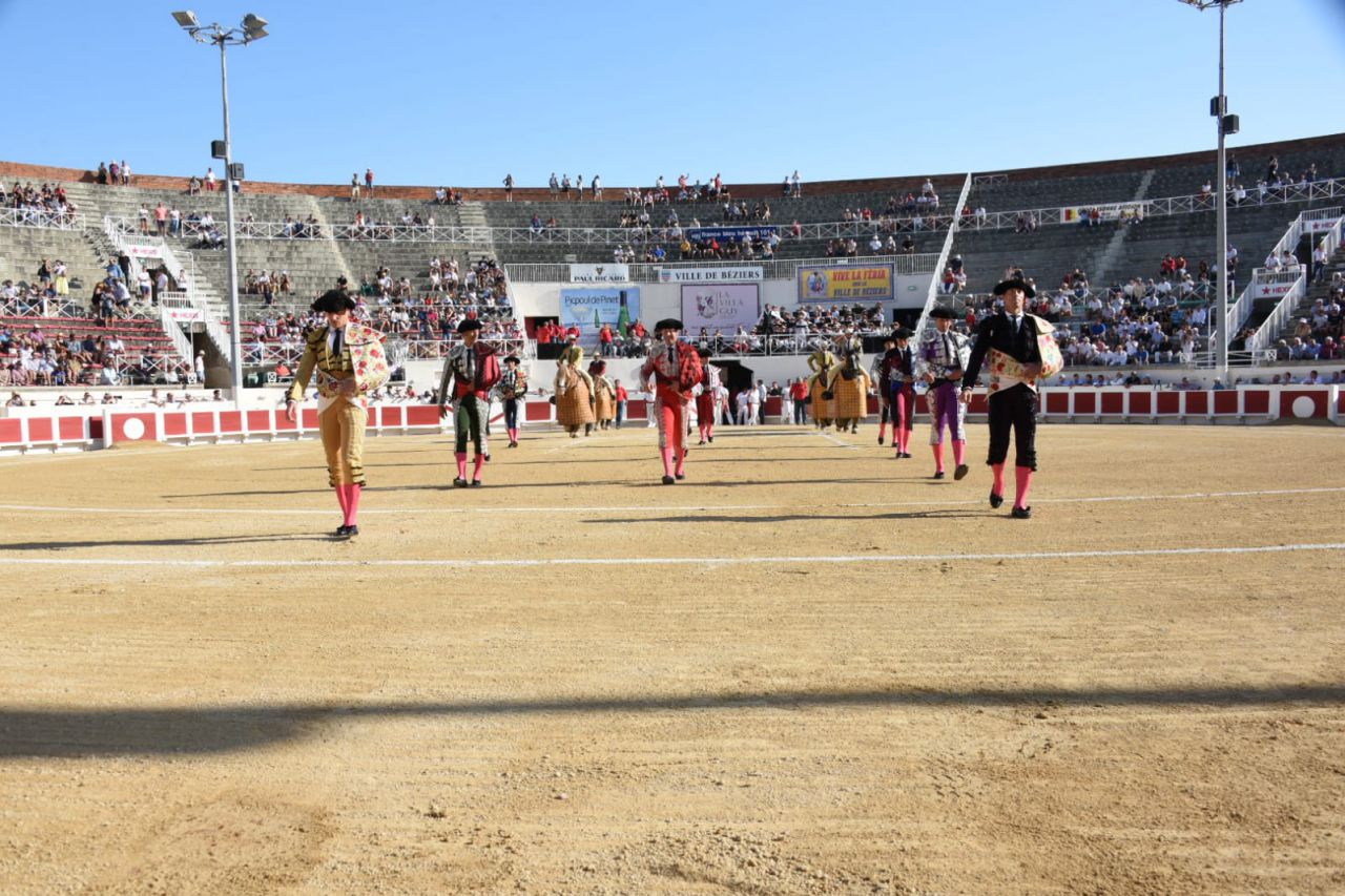 BEZIERS (17-08-2019) MANUEL ESCRIBANO et JOAQUIN GALDOS en triomphe avec deux toros de vuelta.