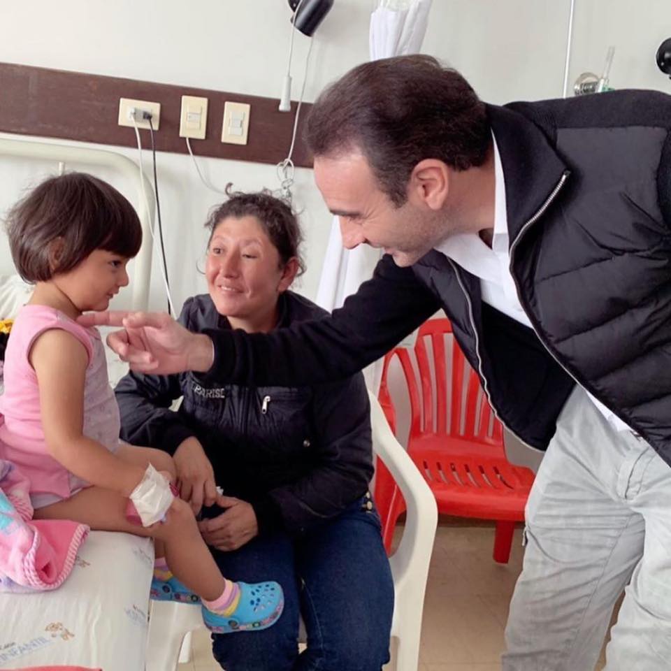 Enrique rend visite aux enfants à l’Hôpital